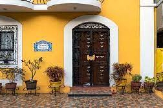 घर के मुख्य द्वार पर ये 5 चीजे रखने से होगी गरीबी दूर