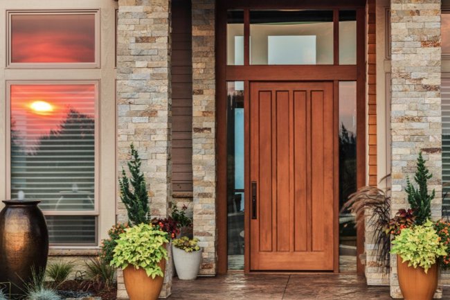 घर के मुख्य दरवाजे पर कभी नहीं होनी चाहिए ये 4 चीजें