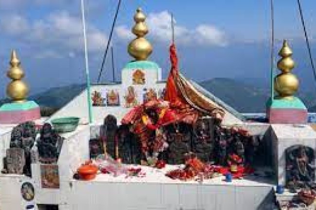 माता शिकारी देवी का मंदिर जहाँ छत नहीं है