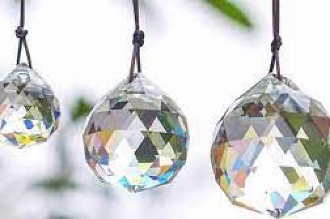 आर्थिक संपन्नता के लिए लिविंग रूम में लगाएं क्रिस्टल बॉल