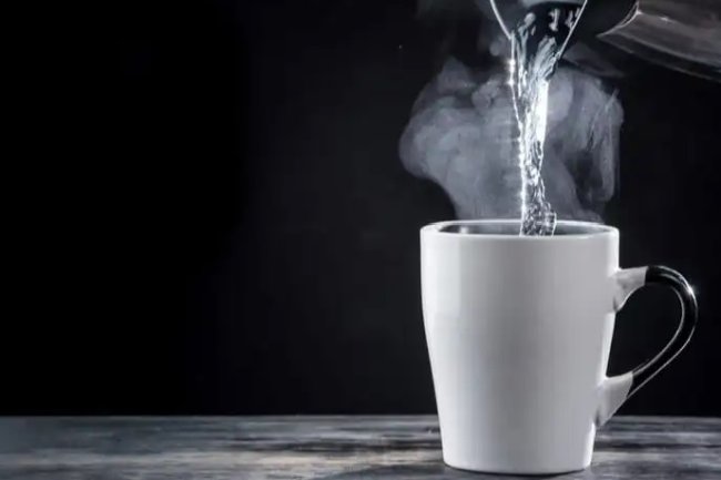 ज्यादा मात्रा में पीते हैं गर्म पानी तो नुकसान भी जान लीजिए