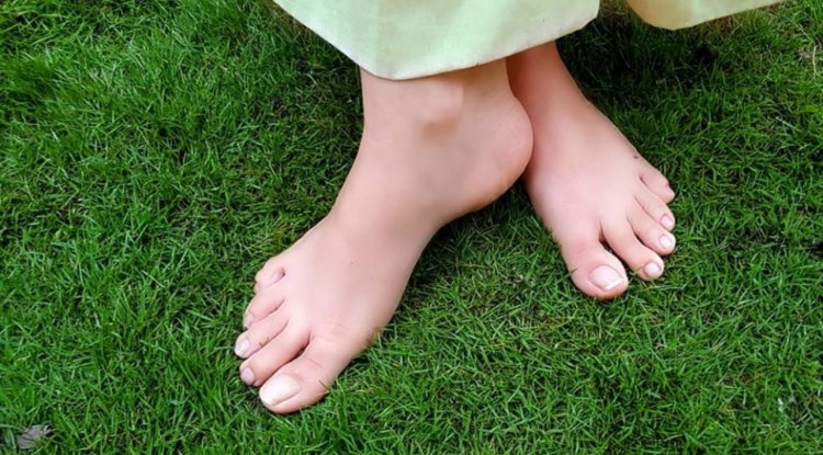 नंगे पैर घास पर चलने से कौन से सेहत लाभ होते हैं.