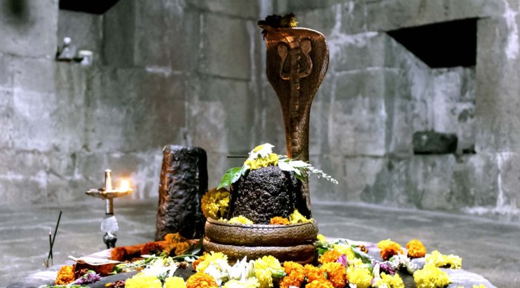 सप्ताह के सातों दिन शिवलिंग पूजन की विधि, सामग्री, लाभ और मंत्र – शिव उपासना का सम्पूर्ण रहस्य