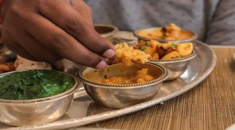 हाथ से खाने के इन वैज्ञानिक फायदों को जानकर आप रह जाएंगे हैरान