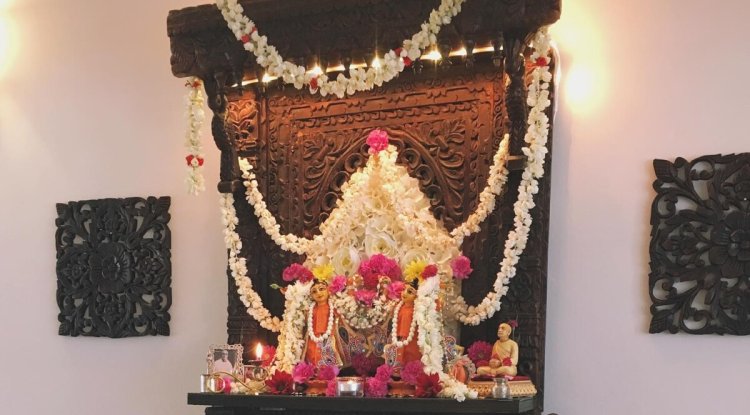 घर के मंदिर में इन वस्तुओं की उपस्थिति से वातावरण होता है सुखद और पवित्र